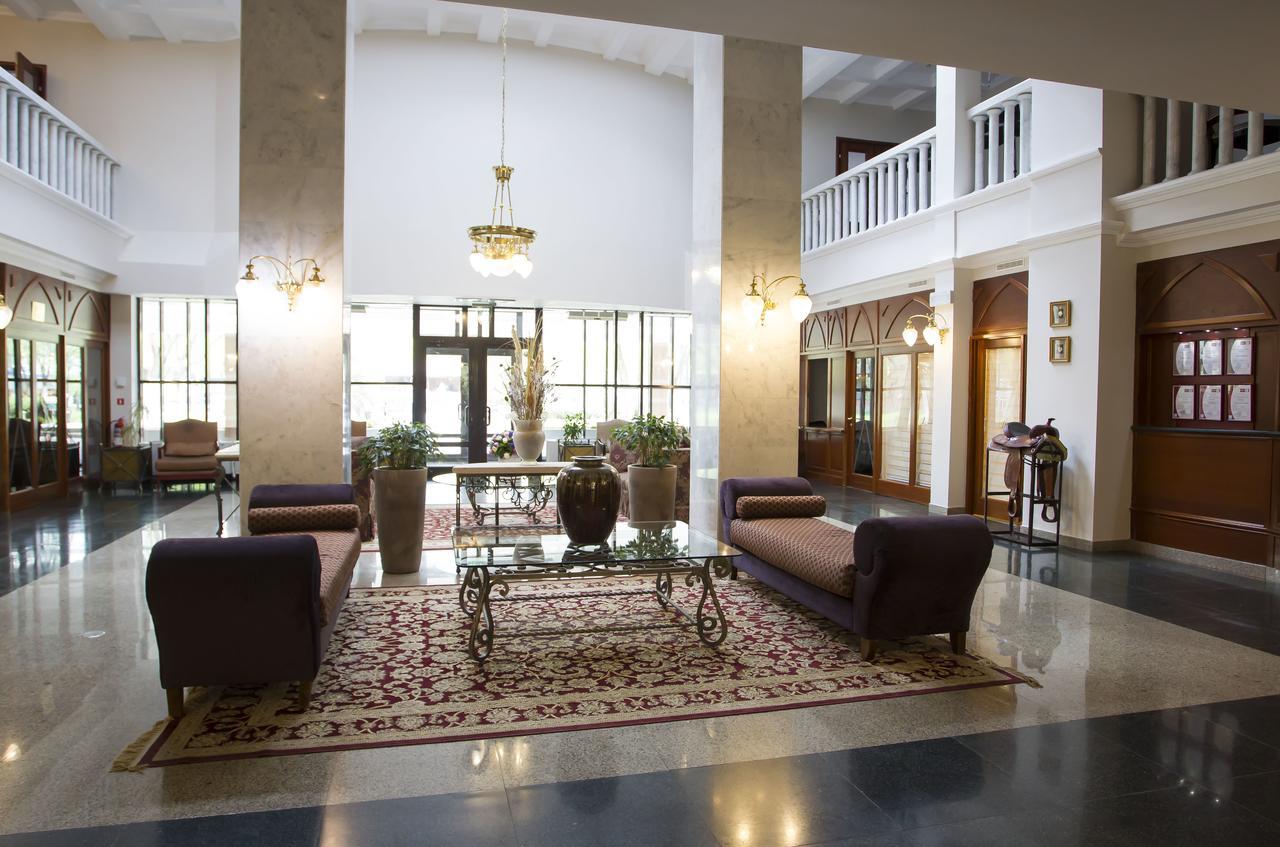 Atyrau Dastan Hotel ภายนอก รูปภาพ